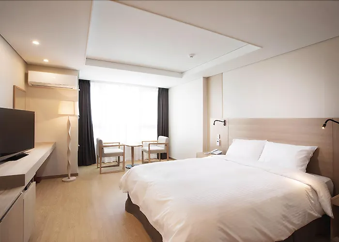 Crown Harbor 4*